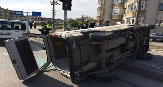 BARTIN'DA MEYDANA GELEN TRAFİK KAZASINDA KALDIRIMA ÇIKAN ARAÇ DEVRİLDİ. KAZADA BİR KİŞİ HAFİF ŞEKİLDE YARALANDI. (MUSTAFA KURT/BARTIN-İHA)