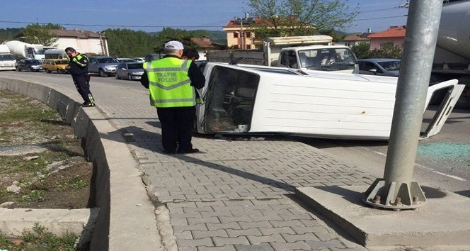 BARTIN'DA MEYDANA GELEN TRAFİK KAZASINDA KALDIRIMA ÇIKAN ARAÇ DEVRİLDİ. KAZADA BİR KİŞİ HAFİF ŞEKİLDE YARALANDI. (MUSTAFA KURT/BARTIN-İHA)