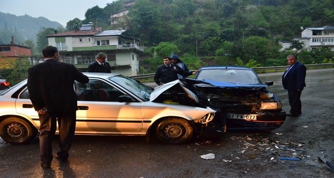 ZONGULDAK’TA ASMA MAHALLESİNDE 2 ARAÇ KAFA KAFAYA ÇARPIŞTI. MEYDANA GELEN KAZADA 3 KİŞİ YARALANDI. (İLHAN GÖKÇEN - SERTAÇ ÖZDEMİR/ZONGULDAK-İHA)