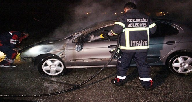 KDZ. EREĞLİ İLÇESİNDE KAZA YAPIP TAKLA ATAN OTOMOBİLDE ÇIKAN YANGINI İTFAİYE EKİPLERİ SÖNDÜRDÜ. (VEDAT KILIÇ/ZONGULDAK-İHA)