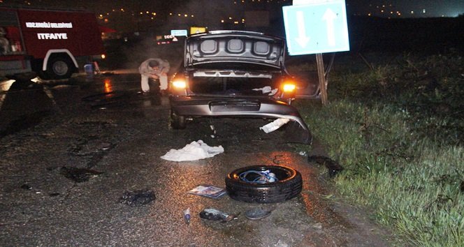 KAZA YAPIP TAKLA ATAN OTOMOBİLİN PARÇALARI ETRAFA DAĞILDI. (VEDAT KILIÇ/ZONGULDAK-İHA)