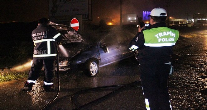 KDZ. EREĞLİ İLÇESİNDE KAZA YAPIP TAKLA ATAN OTOMOBİLDE ÇIKAN YANGIN SIRASINDA POLİS PATLAMA İHTİMALİNE KARŞIN YOLU TRAFİĞE KAPATTI. (VEDAT KILIÇ/ZONGULDAK-İHA)