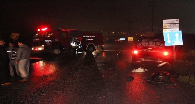 POLİS KAZA SONRASI ARAÇTA ÇIKAN YANGIN NEDENİYLE PATLAMA İHTİMALİNİ GÖZ ÖNÜNDE BULUNDURARAK YOLU TRAFİĞE KAPATTI. (VEDAT KILIÇ/ZONGULDAK-İHA)