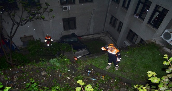 ZONGULDAK’TA DİREKSİYON HAKİMİYETİNİ KAYBEDEN SÜRÜCÜ 10 METRE YÜKSEKLİKTEN UÇTU. (İLHAN GÖKÇEN - SERTAÇ ÖZDEMİR/ZONGULDAK-İHA)