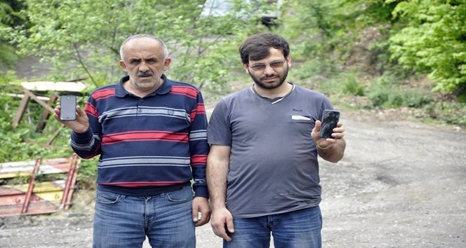 ZONGULDAK’IN KİLİMLİ İLÇESİNE BAĞLI GELİK BELDESİNDE YAŞAYAN VATANDAŞLAR; CEP TELEFONLARI SİNYAL ALMADIĞI İÇİN AĞAÇLARA VE EVLERİN ÇATILARINA ÇIKARAK TELEFON GÖRÜŞMESİ YAPMAYA ÇALIŞIYOR. (İLHAN GÖKÇEN/ZONGULDAK-İHA)