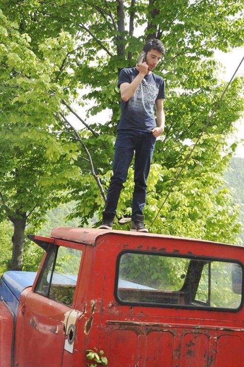 ZONGULDAK’IN KİLİMLİ İLÇESİNE BAĞLI GELİK BELDESİNDE YAŞAYAN VATANDAŞLAR; CEP TELEFONLARI SİNYAL ALMADIĞI İÇİN AĞAÇLARA VE EVLERİN ÇATILARINA ÇIKARAK TELEFON GÖRÜŞMESİ YAPMAYA ÇALIŞIYOR. (İLHAN GÖKÇEN/ZONGULDAK-İHA)