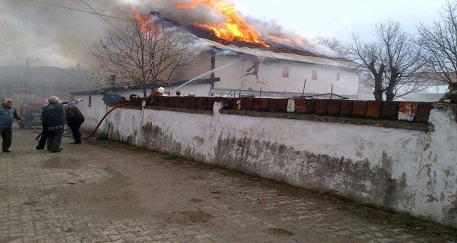 KARABÜK’ÜN EFLANİ İLÇESİNE BAĞLI ULUGEÇİT KÖYÜNDE ÇIKAN YANGINDA 2 KATLI EV YANDI. (YASİN ERDEM/KARABÜK-İHA)