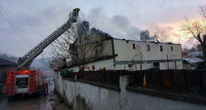 KARABÜK’ÜN EFLANİ İLÇESİNE BAĞLI ULUGEÇİT KÖYÜNDE ÇIKAN YANGINDA 2 KATLI EV YANDI. (YASİN ERDEM/KARABÜK-İHA)