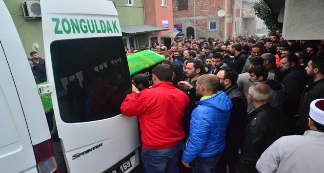 ZONGULDAK KENT MERKEZİNDE DÜN GECE SAATLERİNDE MEYDANA GELEN TRAFİK KAZASINDA HAYATINI KAYBEDEN 39 YAŞINDAKİ KENAN UZUN’U, SEVENLERİ SON YOLCULUĞUNA UĞURLADI. (İLHAN GÖKÇEN - ÖMER TEKCAN/ZONGULDAK-İHA)