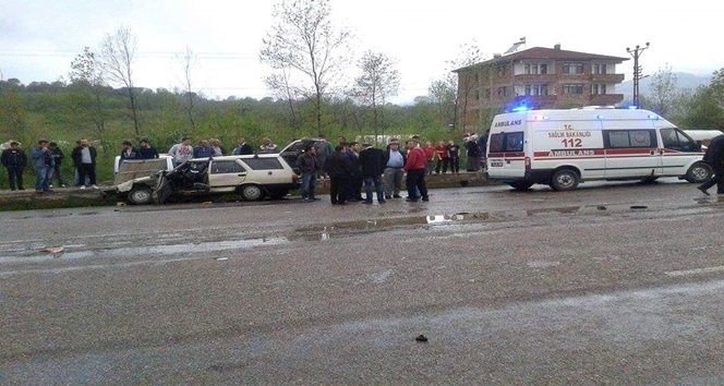 BARTIN’DA İKİ OTOMOBİLİN ÇARPIŞMASI SONUCU MEYDANA GELEN TRAFİK KAZASINDA 6 KİŞİ YARALANDI. (MUSTAFA KURT/BARTIN-İHA)