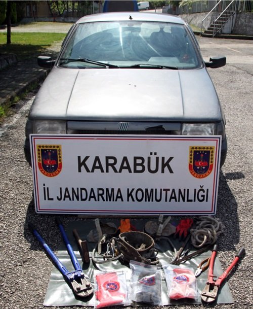 KARABÜK’ÜN YENİCE İLÇESİNDE ENERJİ NAKİL KABLOSUNU KESEREK HIRSIZLIK YAPTIĞI İDDİA EDİLEN 4 KİŞİ JANDARMA EKİPLERİ TARAFINDAN SUÇÜSTÜ YAKALANDI. ŞAHISLAR ADLİYEYE SEVK EDİLDİ. (ÇETİN UZUNKARA/KARABÜK-İHA)