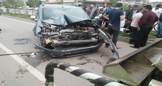 BARTIN’DA ÇEVRE YOLUNDA MEYDANA GELEN TRAFİK KAZASINDA HAFİF TİCARİ ARACIN ÇÖP KAMYONUNA ARKADAN ÇARPMASI SONUCU 1 KİŞİ YARALANDI. (MUSTAFA KURT/BARTIN-İHA)