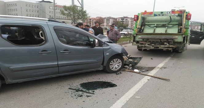 BARTIN’DA ÇEVRE YOLUNDA MEYDANA GELEN TRAFİK KAZASINDA HAFİF TİCARİ ARACIN ÇÖP KAMYONUNA ARKADAN ÇARPMASI SONUCU 1 KİŞİ YARALANDI. (MUSTAFA KURT/BARTIN-İHA)