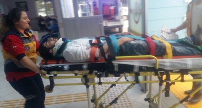 BARTIN’DA ÇEVRE YOLUNDA MEYDANA GELEN TRAFİK KAZASINDA HAFİF TİCARİ ARACIN ÇÖP KAMYONUNA ARKADAN ÇARPMASI SONUCU 1 KİŞİ YARALANDI. (MUSTAFA KURT/BARTIN-İHA)