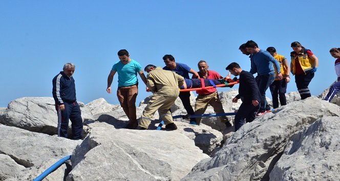 ANNESİYLE GEZDİĞİ KAYALIKLARDA AYAĞI SIKIŞTI