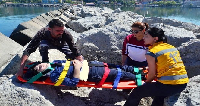 ZONGULDAK’TA ANNESİYLE LİMAN CADDESİ’NDEKİ MENDİREKTE GEZİNTİ YAPTIĞI SIRADA AYAĞI KAYALIKLARA SIKIŞAN 11 YAŞINDAKİ EFE BEKTAŞ'IN İMDADINA, SAĞLIK VE POLİS EKİPLERİ YETİŞTİ. (İLHAN GÖKÇEN - ONUR ALTINDAĞ/ZONGULDAK-İHA)