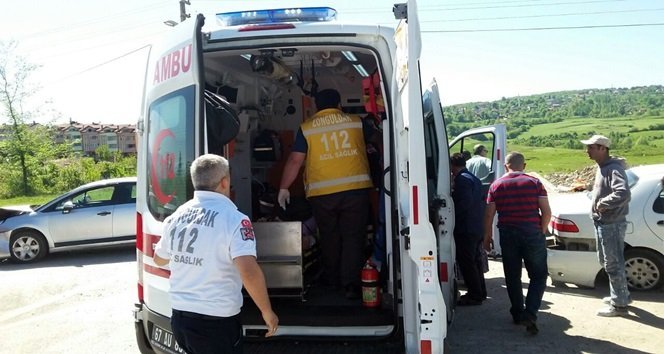 OLAY YERİNE GELEN SAĞLIK EKİPLERİ, KAZA YAPAN ARAÇTAKİ RABİA A.'YI ALARAK HASTANEYE KALDIRDI. (EMRAH YILDIZ/ZONGULDAK-İHA)