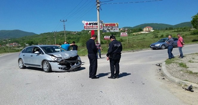 KAZADA, ARAÇLARDA MADDİ HASAR MEYDANA GELDİ. (EMRAH YILDIZ/ZONGULDAK-İHA)