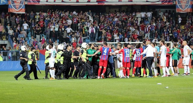 PTT 1. LİG’İN 30 HAFTASINDA SAHASINDA MULTIGROUP ALANYASPOR İLE 1-1 KALAN KARDEMİR KARABÜKSPOR’LU OYUNCULAR İLE RAKİP OYUNCULAR MAÇ SONUNDA BİRBİRİNE GİRDİ. (YASİN ERDEM/KARABÜK-İHA)