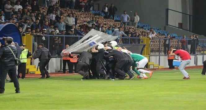 PTT 1. LİG’İN 30 HAFTASINDA SAHASINDA MULTIGROUP ALANYASPOR İLE 1-1 KALAN KARDEMİR KARABÜKSPOR’LU OYUNCULAR İLE RAKİP OYUNCULAR MAÇ SONUNDA BİRBİRİNE GİRDİ. (YASİN ERDEM/KARABÜK-İHA)