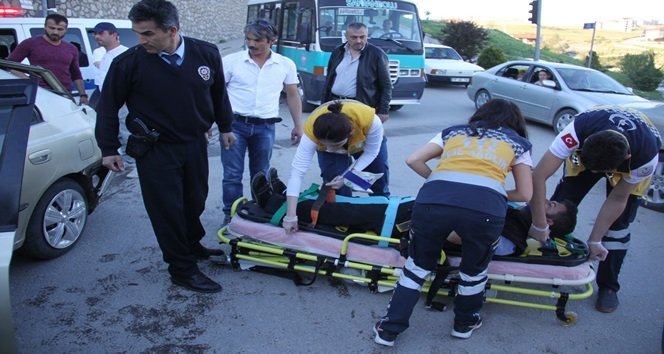 KARABÜK'TE AKŞAM SAATLERİNDE MEYDANA GELEN VE 4 ARACIN KARIŞTIĞI ZİNCİRLEME TRAFİK KAZASINDA 11 KİŞİ YARALANDI. (ÇETİN UZUNKARA/KARABÜK-İHA)