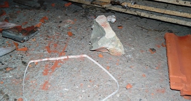 KOPAN KAYA PARÇALARI KİREMİTLERE ZARAR VERDİ. (MUSTAFA KURT/BARTIN-İHA)