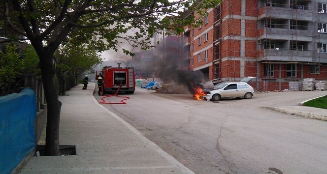 SEYİR HALİNDEKİ OTOMOBİL ALEVLERE TESLİM OLDU