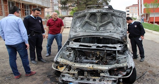 KARABÜK’TE, SEYİR HALİNDE İKEN MOTORU TUTUŞAN OTOMOBİLE MÜDAHALE İÇİN GELEN İTFAİYE EKİPLERİ, ARACIN SU POMPA ARIZASI NEDENİYLE YANGINA MÜDAHALE EDEMEDİ. (YASİN ERDEM/KARABÜK-İHA)