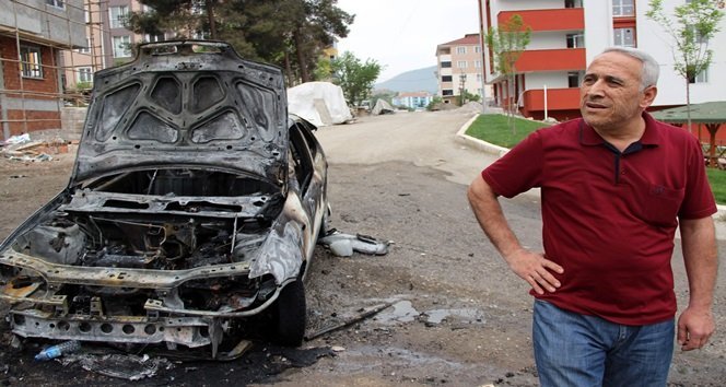 OTOMOBİL HURDA YIĞININA DÖNERKEN, SÜRÜCÜ YÜKSEL DURSUN İTFAİYE EKİPLERİNE ATEŞ PÜSKÜRDÜ. DURSUN, "YANGINA GİDİYORSUN, POMPAN YA DA KOMPRESÖRÜN ÇALIŞMIYOR. ARABA YOKSA BU HALE GELMEYECEKTİ. ARAÇ PATLAYINCA BİR EV YANSA NE OLACAKTI. ŞAHSEN KINIYORUM" DİYEREK TEPKİ GÖSTERDİ. (YASİN ERDEM/KARABÜK-İHA)