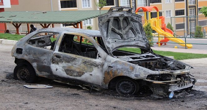 LPG TANKININ BOMBA GİBİ PATLADIĞI OTOMOBİLDEKİ YANGINI İKİNCİ İTFAİYENİN MÜDAHALESİ İLE SÖNDÜRÜLDÜ. (YASİN ERDEM/KARABÜK-İHA)