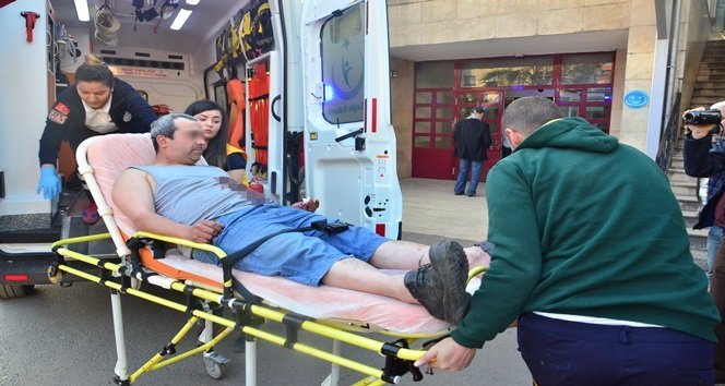 EŞİYLE TARTIŞIRKEN KENDİSİNİ BIÇAKLADI