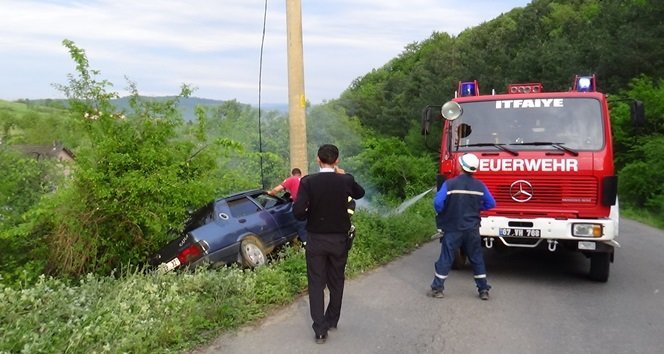 ZONGULDAK’IN ÇAYCUMA İLÇESİNDE SÜRÜCÜSÜNÜN DİREKSİYON HAKİMİYETİNİ KAYBETTİĞİ OTOMOBİL, UÇURUMA YUVARLANMAK ÜZEREYKEN SON ANDA ELEKTRİK DİREĞİNE ÇARPARAK DURDU. (EMRAH YILDIZ/ZONGULDAK-İHA)