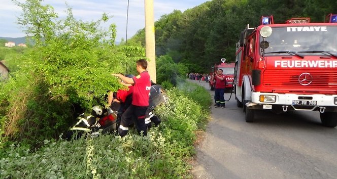 ZONGULDAK’IN ÇAYCUMA İLÇESİNDE SÜRÜCÜSÜNÜN DİREKSİYON HAKİMİYETİNİ KAYBETTİĞİ OTOMOBİL, UÇURUMA YUVARLANMAK ÜZEREYKEN SON ANDA ELEKTRİK DİREĞİNE ÇARPARAK DURDU. (EMRAH YILDIZ/ZONGULDAK-İHA)