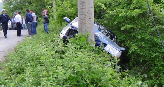ZONGULDAK’IN ÇAYCUMA İLÇESİNDE SÜRÜCÜSÜNÜN DİREKSİYON HAKİMİYETİNİ KAYBETTİĞİ OTOMOBİL, UÇURUMA YUVARLANMAK ÜZEREYKEN SON ANDA ELEKTRİK DİREĞİNE ÇARPARAK DURDU. (EMRAH YILDIZ/ZONGULDAK-İHA)