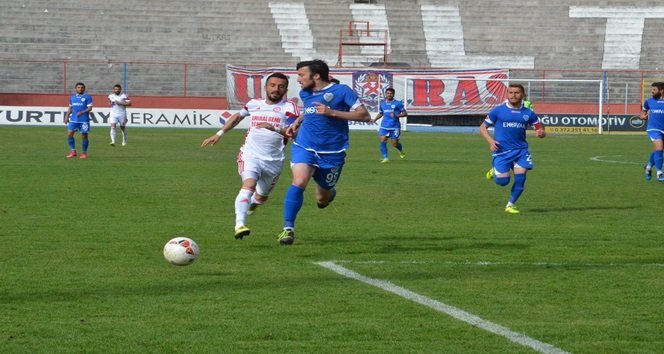 SPOR TOTO 3. LİG 1. GRUP'TA MÜCADELE VEREN ZONGULDAK KÖMÜRSPOR, SAHASINDA GÖLBAŞISPOR'U 2-1 YENDİ. BU SONUÇLA GÖLBAŞISPOR ALT LİGE DÜŞTÜ. MAÇIN BİTİŞ DÜDÜĞÜNÜN ARDINDAN SAHADA GERGİNLİKLER YAŞANDI. (İLHAN GÖKÇEN - ÖMER TEKCAN/ZONGULDAK-İHA)