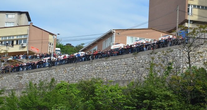 SPOR TOTO 3. LİG 1. GRUP'TA MÜCADELE VEREN ZONGULDAK KÖMÜRSPOR, SAHASINDA GÖLBAŞISPOR'U 2-1 YENDİ. BU SONUÇLA GÖLBAŞISPOR ALT LİGE DÜŞTÜ. MAÇIN BİTİŞ DÜDÜĞÜNÜN ARDINDAN SAHADA GERGİNLİKLER YAŞANDI. (İLHAN GÖKÇEN - ÖMER TEKCAN/ZONGULDAK-İHA)