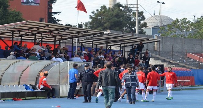 SPOR TOTO 3. LİG 1. GRUP'TA MÜCADELE VEREN ZONGULDAK KÖMÜRSPOR, SAHASINDA GÖLBAŞISPOR'U 2-1 YENDİ. BU SONUÇLA GÖLBAŞISPOR ALT LİGE DÜŞTÜ. MAÇIN BİTİŞ DÜDÜĞÜNÜN ARDINDAN SAHADA GERGİNLİKLER YAŞANDI. (İLHAN GÖKÇEN - ÖMER TEKCAN/ZONGULDAK-İHA)