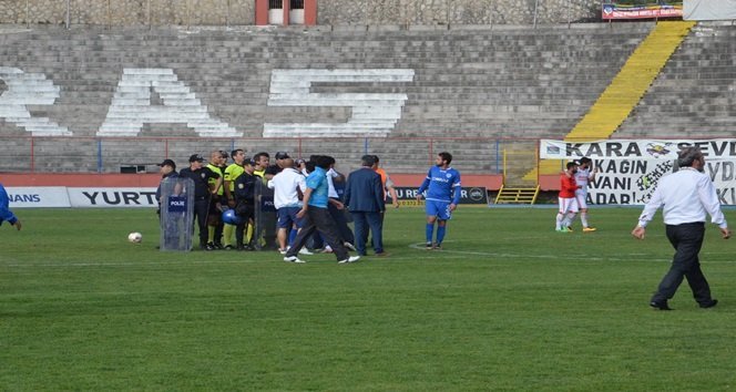 SPOR TOTO 3. LİG 1. GRUP'TA MÜCADELE VEREN ZONGULDAK KÖMÜRSPOR, SAHASINDA GÖLBAŞISPOR'U 2-1 YENDİ. BU SONUÇLA GÖLBAŞISPOR ALT LİGE DÜŞTÜ. MAÇIN BİTİŞ DÜDÜĞÜNÜN ARDINDAN SAHADA GERGİNLİKLER YAŞANDI. (İLHAN GÖKÇEN - ÖMER TEKCAN/ZONGULDAK-İHA)