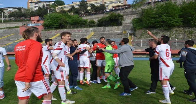 SPOR TOTO 3. LİG 1. GRUP'TA MÜCADELE VEREN ZONGULDAK KÖMÜRSPOR, SAHASINDA GÖLBAŞISPOR'U 2-1 YENDİ. BU SONUÇLA GÖLBAŞISPOR ALT LİGE DÜŞTÜ. MAÇIN BİTİŞ DÜDÜĞÜNÜN ARDINDAN SAHADA GERGİNLİKLER YAŞANDI. (İLHAN GÖKÇEN - ÖMER TEKCAN/ZONGULDAK-İHA)