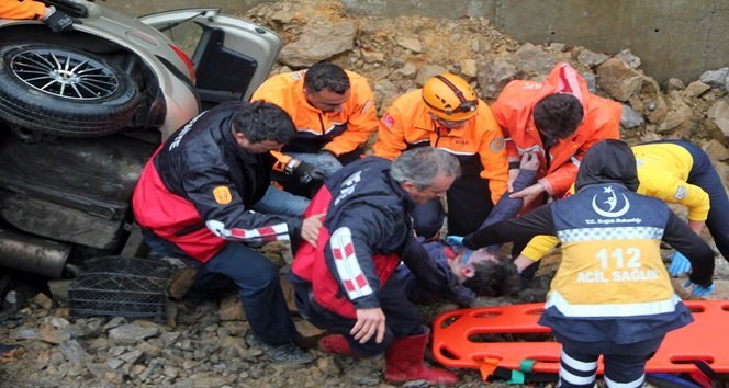 ZONGULDAK'TA YOLDAN ÇIKARAK ŞARAMPOLE UÇAN ARAÇTA BULUNAN 1 KİŞİ ÖLDÜ, 1 KİŞİ DE YARALANDI. (ONUR ALTINDAĞ - SERTAÇ ÖZDEMİR/ZONGULDAK-İHA)