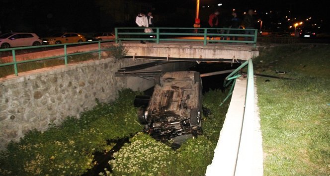 KDZ. EREĞLİ İLÇESİNDE ALKOLLÜ SÜRÜCÜNÜN KULLANDIĞI OTOMOBİL YOLDAN ÇIKIP DEREYE YATAĞINA UÇTU. (VEDAT KILIÇ/ZONGULDAK-İHA)