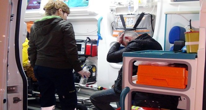KAZADA HAFİF YARALANAN SÜRÜCÜ AMBULANS İLE KDZ. EREĞLİ DEVLET HASTANESİ'NE KALDIRILDI. (VEDAT KILIÇ/ZONGULDAK-İHA)