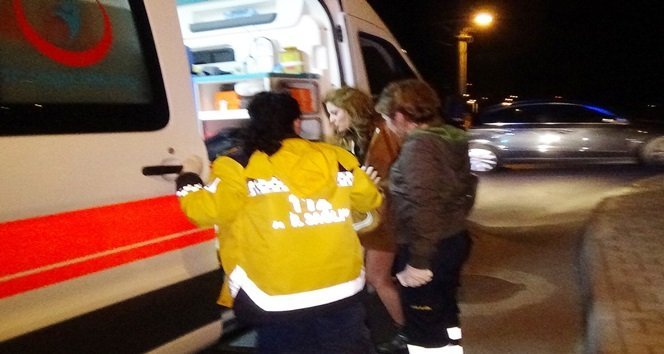 KDZ. EREĞLİ'DE ALKOLLÜ SÜRÜCÜNÜN KULLANDIĞI VE KAZA YAPAN OTOMOBİLDE BULUNAN ARKADAŞI AMBULANSLA HASTANEYE KALDIRILDI. (VEDAT KILIÇ/ZONGULDAK-İHA)