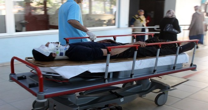 YARALILAR HASTANEYE KALDIRILDI. (MUSTAFA KURT/BARTIN-İHA)