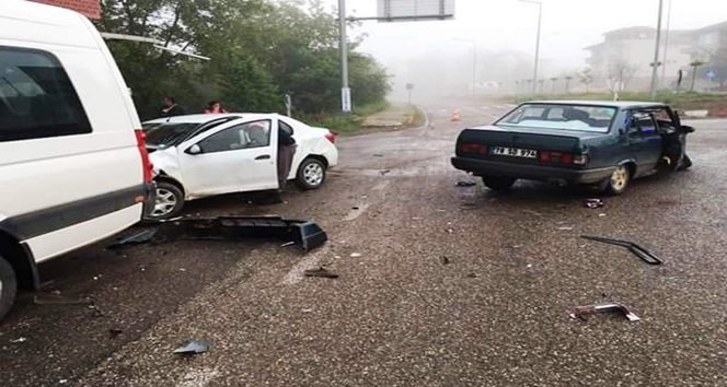 BARTIN’IN ULUS İLÇESİNE BAĞLI ABDİPAŞA BELDESİNDE 3 ARACIN KARIŞTIĞI TRAFİK KAZASINDA 4 KİŞİ YARALANDI. (MUSTAFA KURT/BARTIN-İHA)