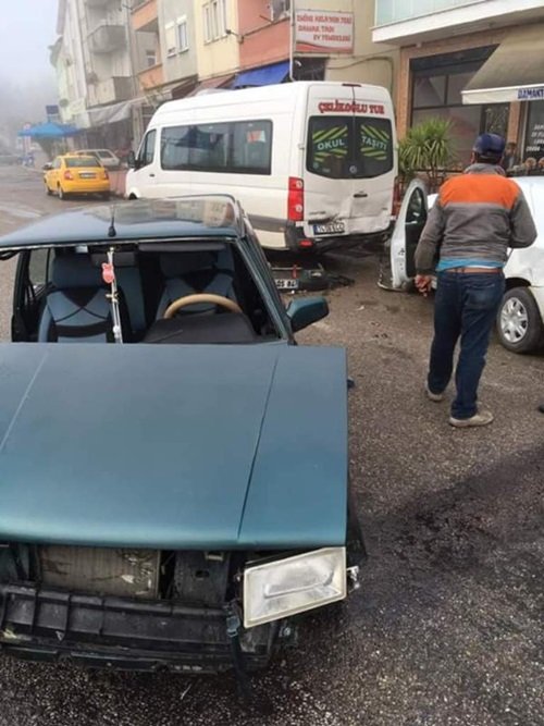 BARTIN’IN ULUS İLÇESİNE BAĞLI ABDİPAŞA BELDESİNDE 3 ARACIN KARIŞTIĞI TRAFİK KAZASINDA 4 KİŞİ YARALANDI. (MUSTAFA KURT/BARTIN-İHA)