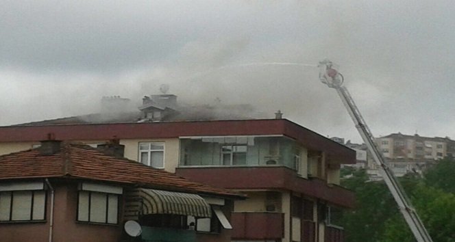 RESTORANIN BACASINDAN ÇIKAN KIVILCIMLAR APARTMANIN ÇATISINI TUTUŞTURDU