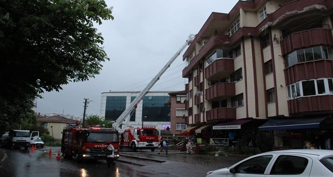 KDZ. EREĞLİ İLÇESİNDE DÖRT KATLI APARTMANIN ÇATISINDA ÇIKAN YANGINI İTFAİYE EKİPLERİ SÖNDÜRDÜ. (VEDAT KILIÇ/ZONGULDAK-İHA)