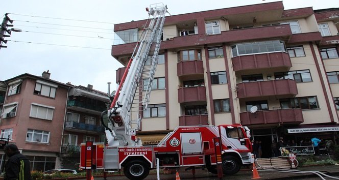 KDZ. EREĞLİ'DE DÖRT KATLI APARTMANIN ÇATISINDA ÇIKAN YANGINDA ÇATI İLE BİRLİKTE ÜST KATTAKİ İKİ DAİRE ZARAR GÖRDÜ. (VEDAT KILIÇ/ZONGULDAK-İHA)