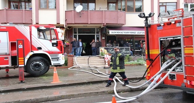 DÖRT KATLI APARTMANIN ÇATISINDA Kİ YANGININ BÜYÜME İHTİMALİNİ GÖZ ÖNÜNDE BULUNDURAN İTFAİYE EKİPLERİ VATANDAŞLARI TAHLİYE ETTİ. (VEDAT KILIÇ/ZONGULDAK-İHA)